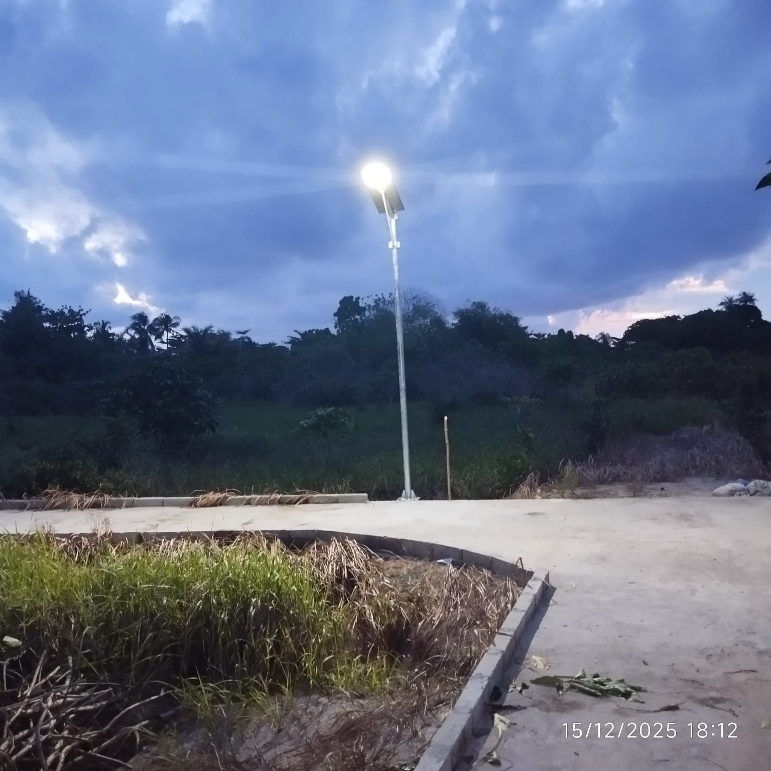 Teknisi memasang panel surya di atap bangunan