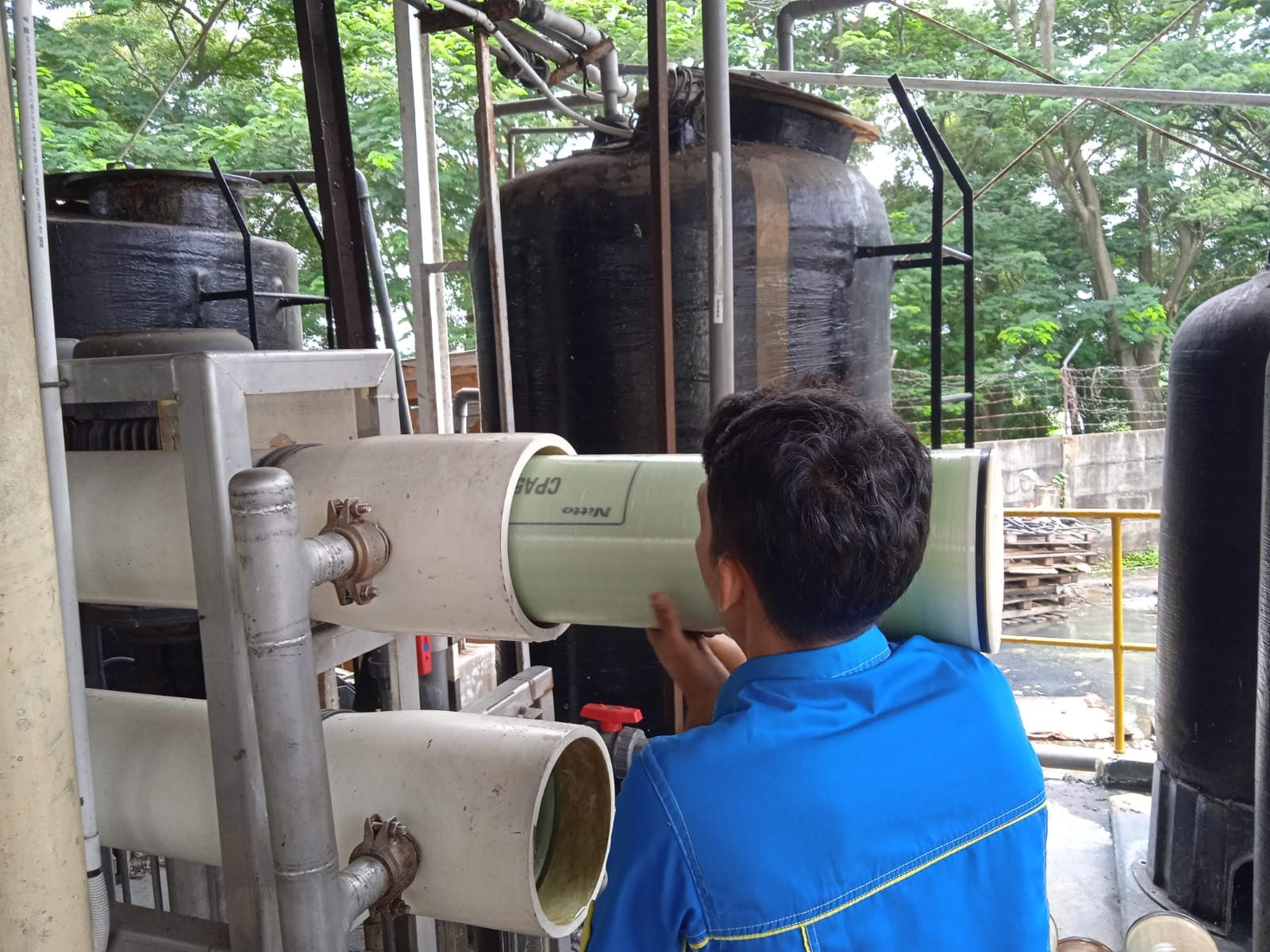 Teknisi melakukan perawatan peralatan